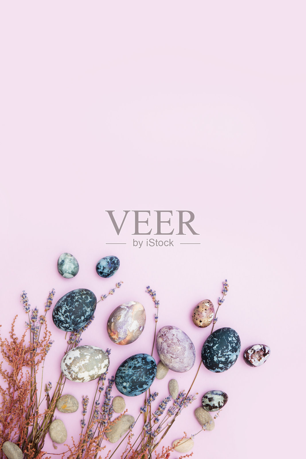 复活节彩蛋丁香背景，大量的复制空间。垂直平面布置为复活节假期。照片摄影图片