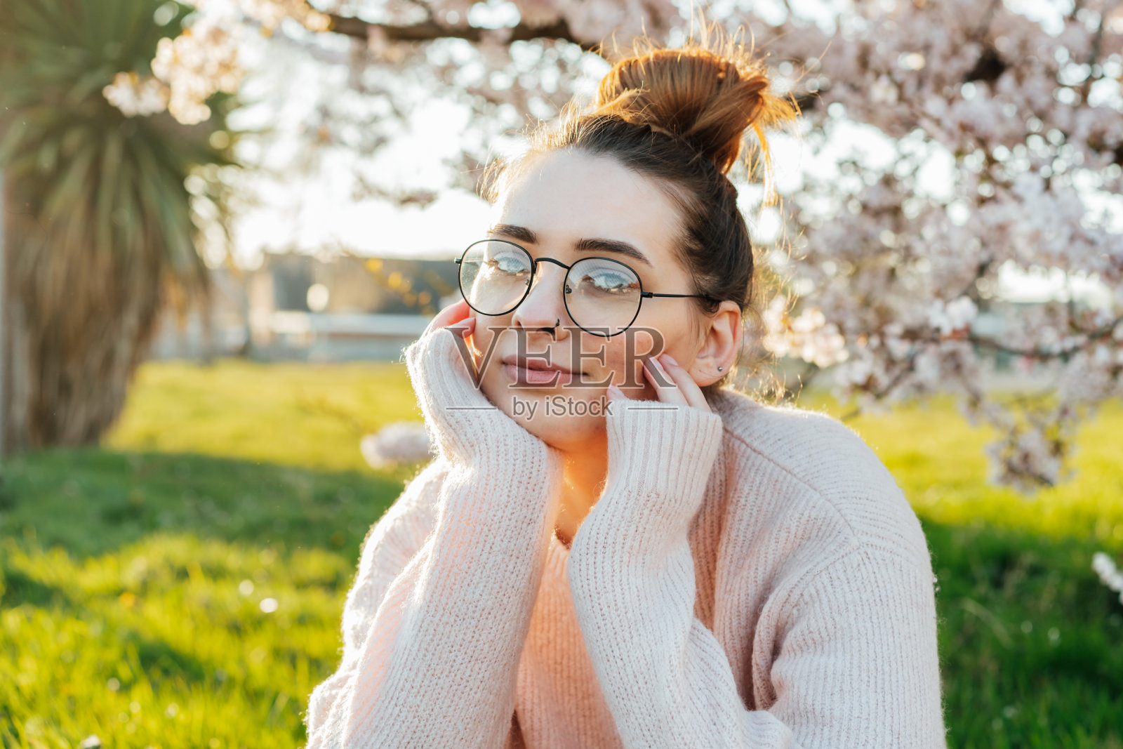 年轻的白人黑发潮人女孩的肖像在她的脸上与青春痘眼镜。身体积极多样。女性皮肤上的痤疮和疤痕问题。问题护肤及健康理念。照片摄影图片