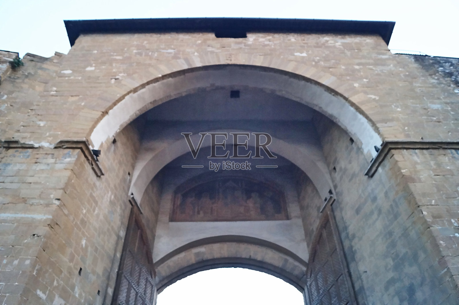 佛罗伦萨中世纪城墙上的一扇罗马门照片摄影图片