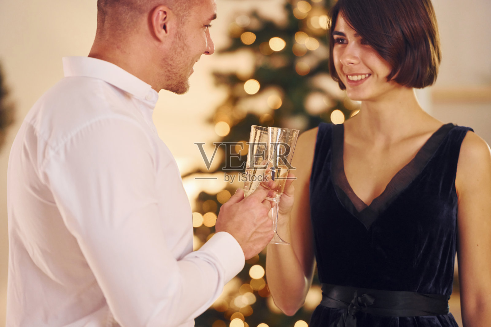 幸福的夫妇在室内举行新年聚会照片摄影图片