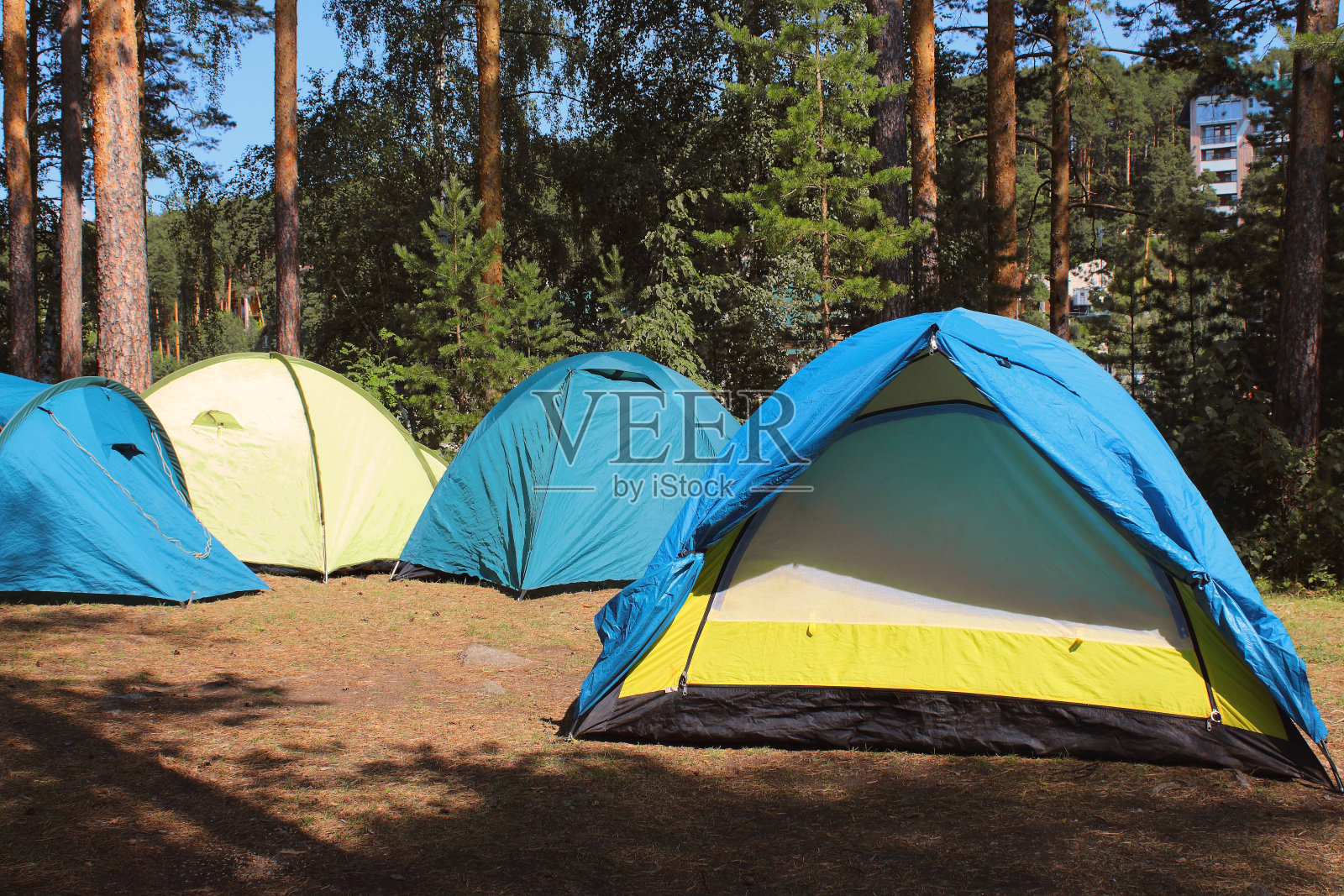 湖边的露营地。森林里的帐篷。特写镜头。背景。风景。照片摄影图片