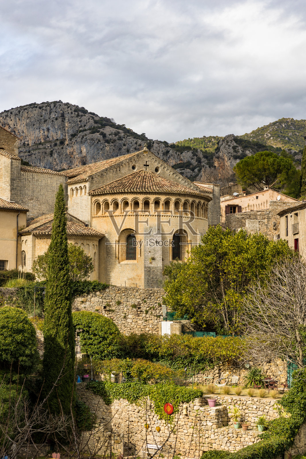 在前往圣地亚哥德孔波斯特拉(奥西塔尼，法国)的路上，可以看到Saint-Guilhem-le-Désert的盖伦修道院，这是一座罗马式建筑的杰作。照片摄影图片