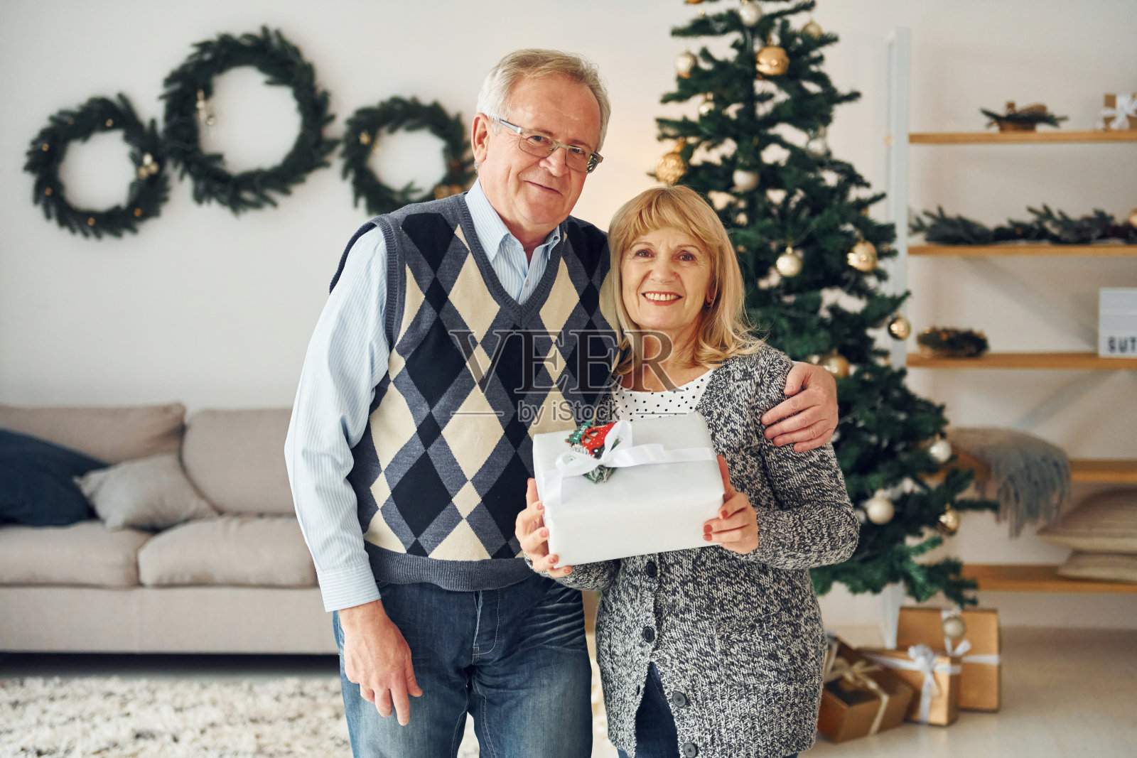 庆祝新的一年。男长辈和女长辈一起在家照片摄影图片