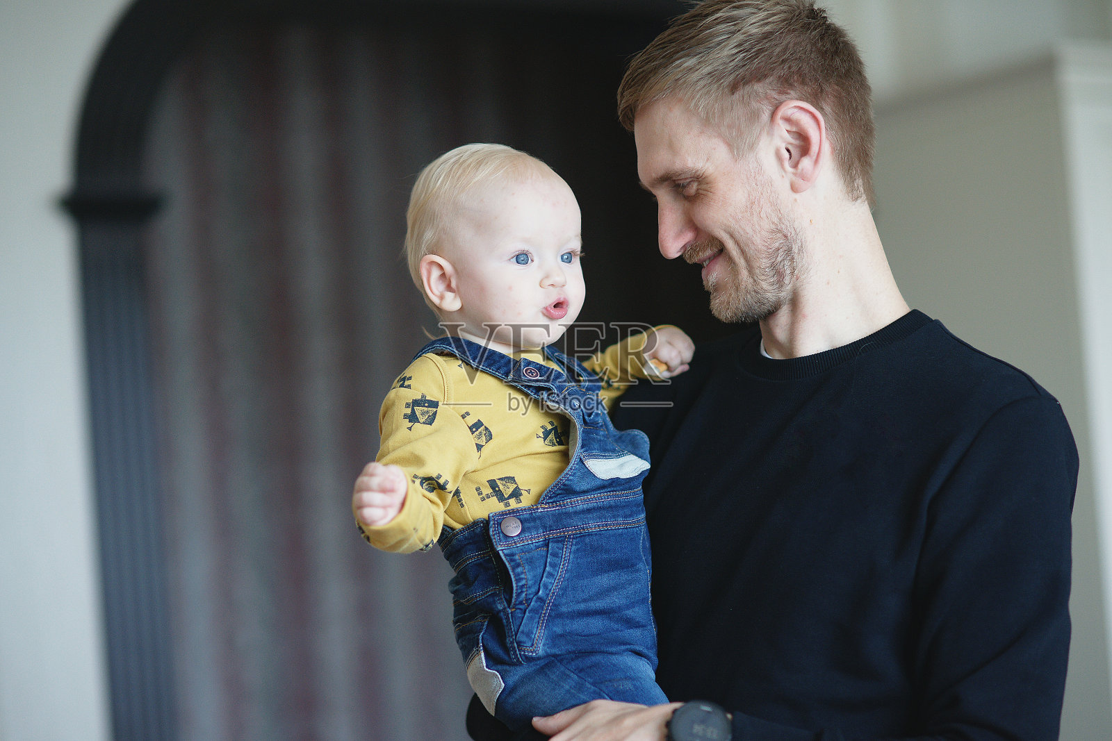 父亲和儿子。积极的情感。为人父母的背景。照片摄影图片