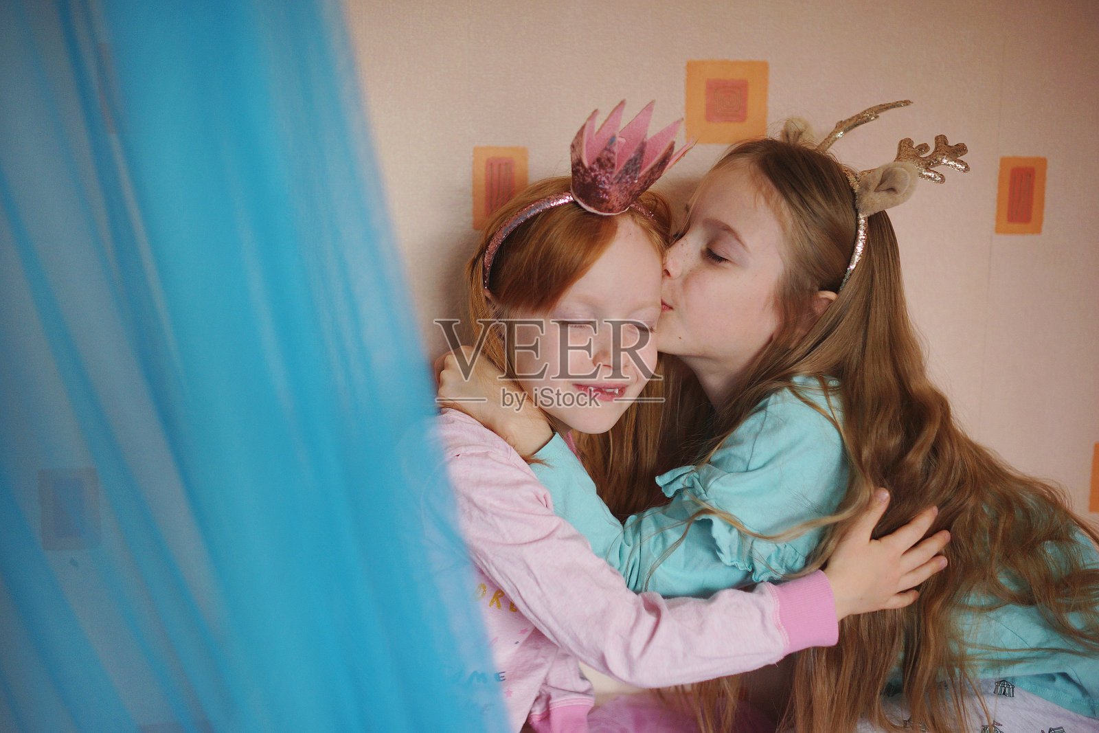 姐妹拥抱。爱的背景。积极的情感。快乐的时刻。吻照片摄影图片