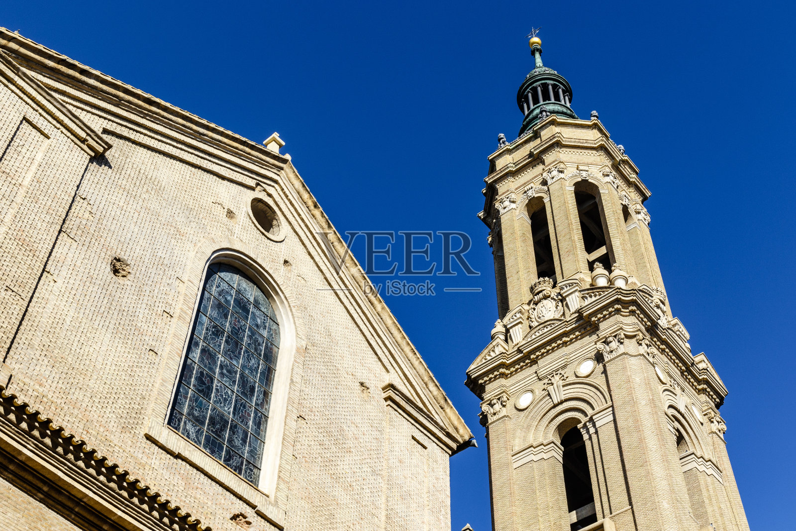 柱状圣母大教堂是位于欧洲西班牙阿拉贡萨拉戈萨市的一座罗马天主教堂照片摄影图片