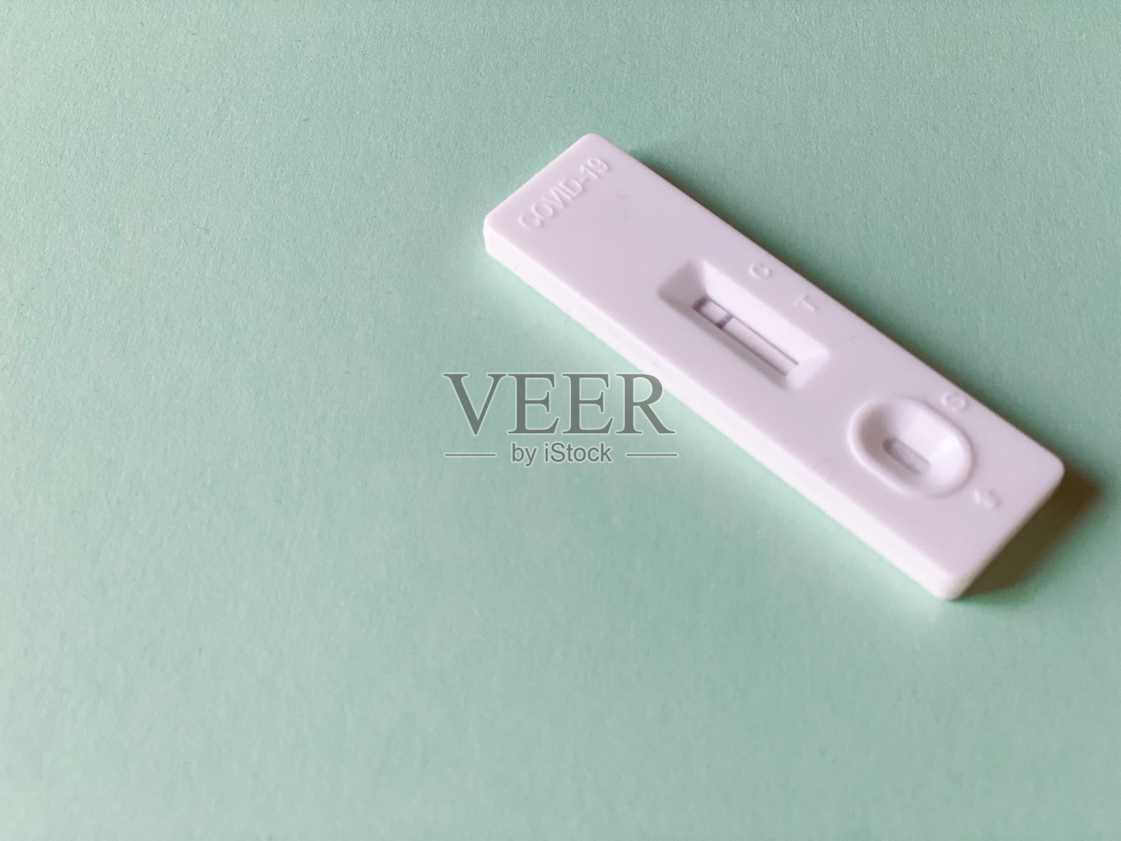 背景:COVID-19检测结果阴性照片摄影图片