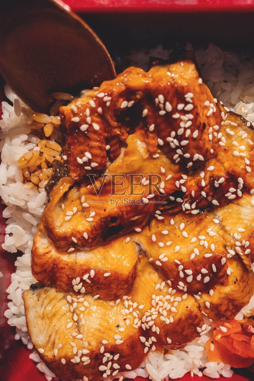 桌上炒鳝鱼饭照片摄影图片