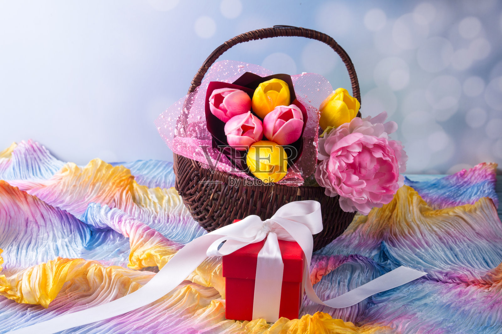 3月8日春天的郁金香在彩色的背景上。贺卡照片摄影图片