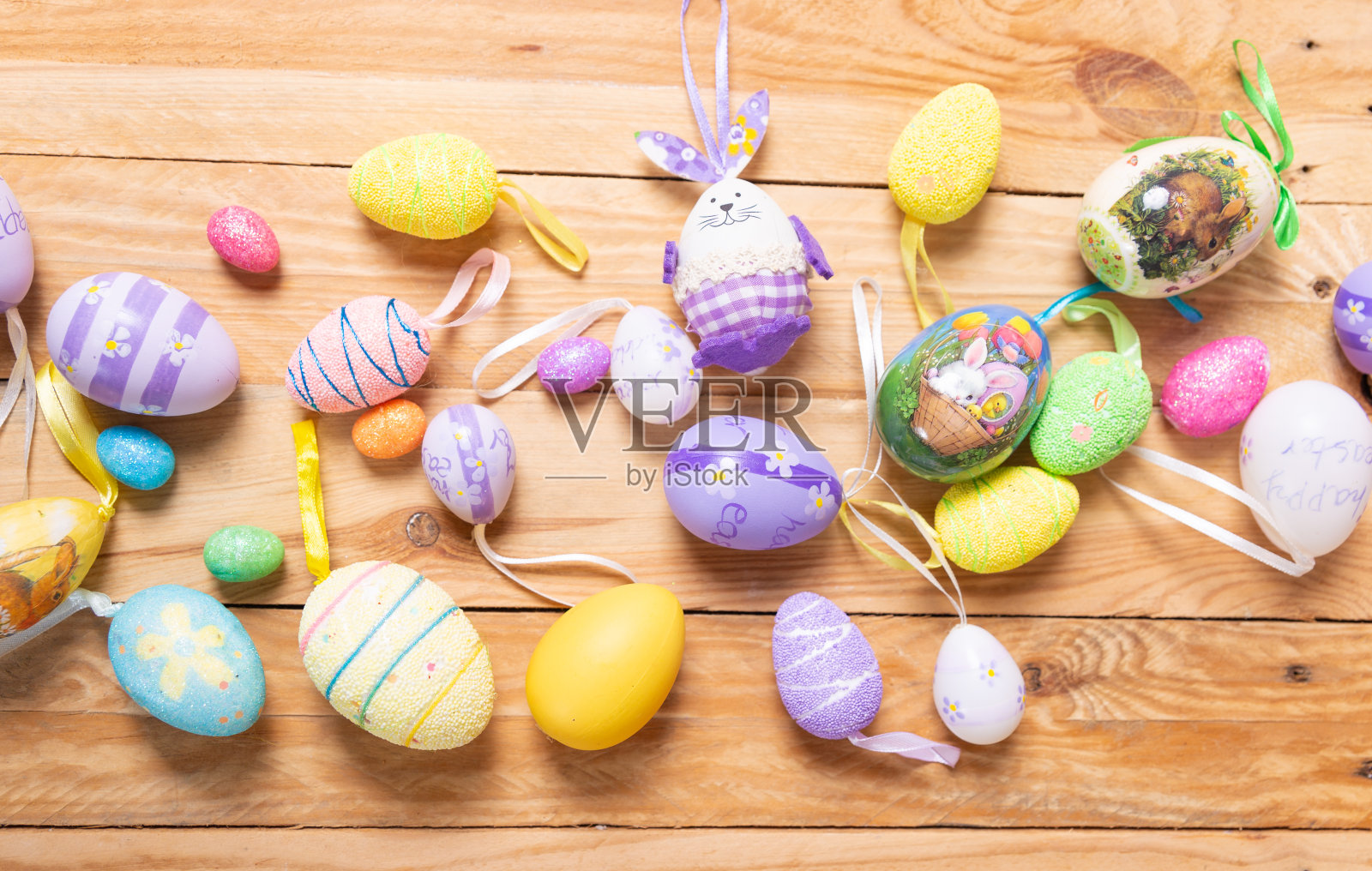 彩色的复活节彩蛋在一个木制的桌面俯瞰。复活节装饰照片摄影图片