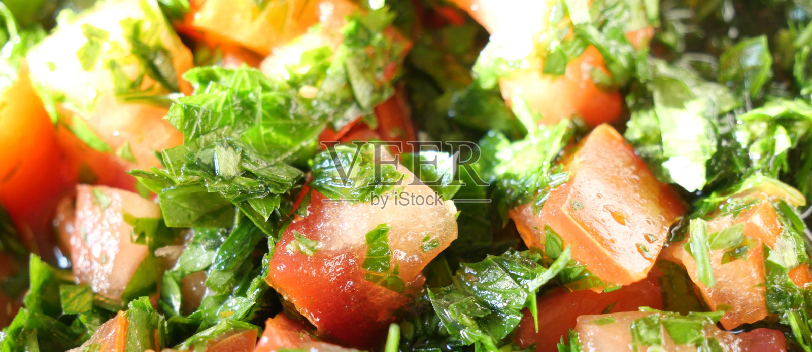 西红柿沙拉配欧芹和洋葱特写照片摄影图片