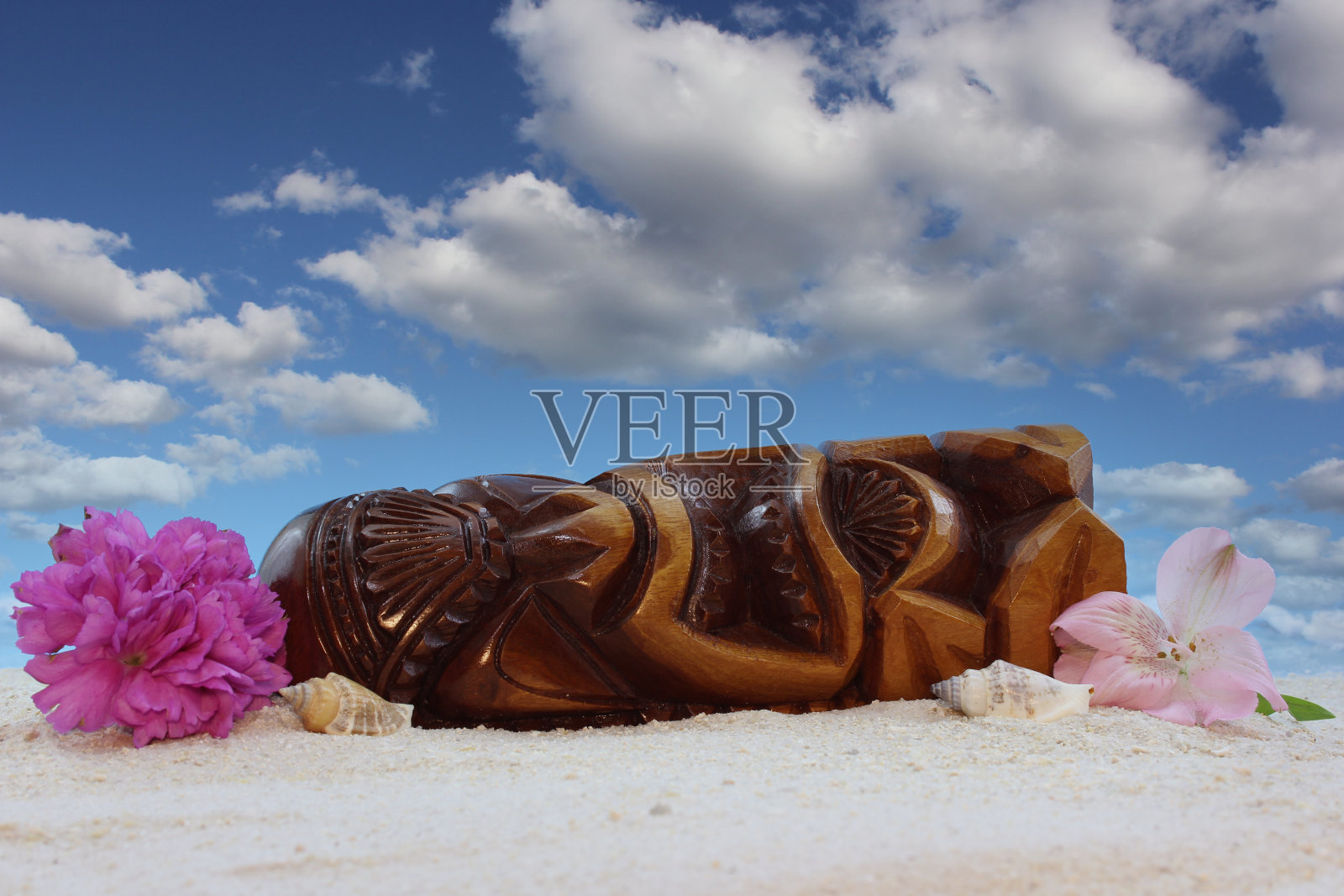 仿古木面具，从夏威夷的海滩上的花和蓝天照片摄影图片