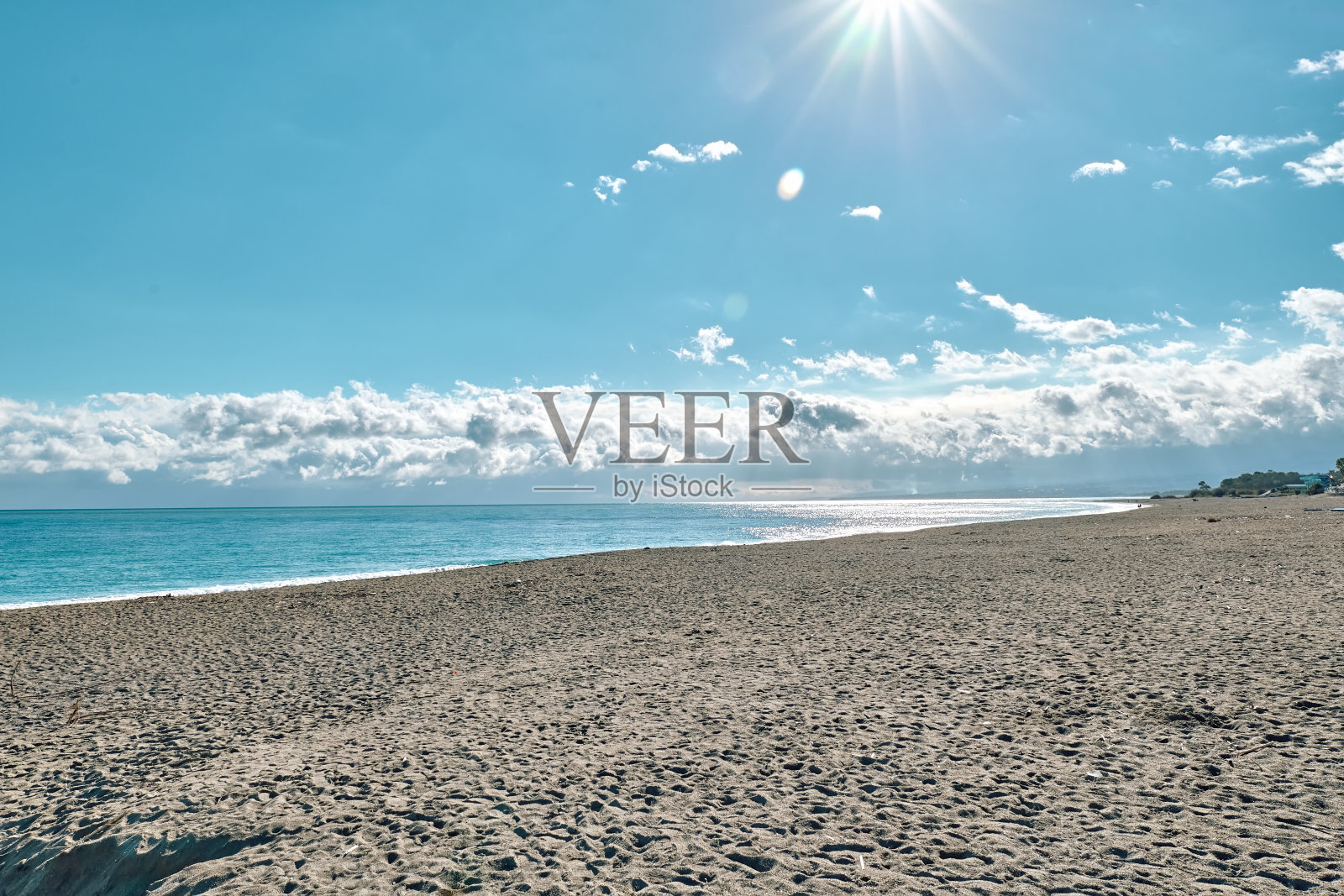 冬天废弃的卵石滩。西西里岛是旅游胜地。地中海的季节。爱奥尼亚海照片摄影图片