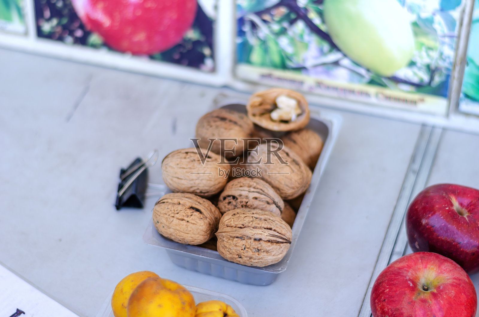 农业产业。街头贸易。传统的公平。柜台上有巨大的核桃。成熟的苹果和黄色的鸡蛋并排躺着。白天。有选择性的重点。照片摄影图片