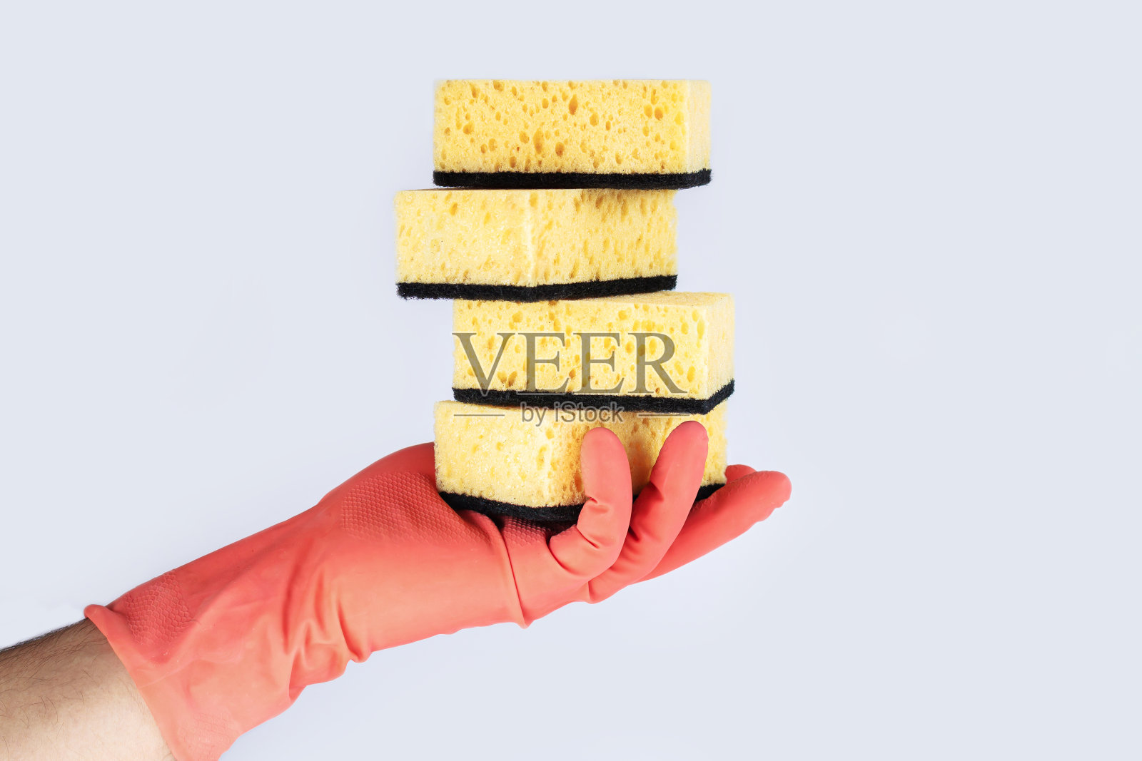 手戴橡胶手套，拿着清洁海绵照片摄影图片