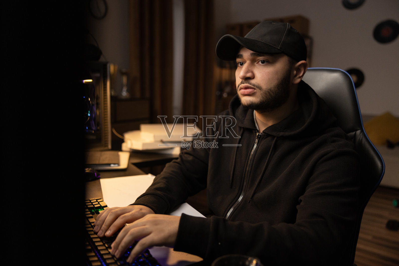 一个专业的程序员深夜坐在开着灯的电脑前，喝着咖啡填写文档，编写软件脚本，检查数据库，远程信息学工作照片摄影图片