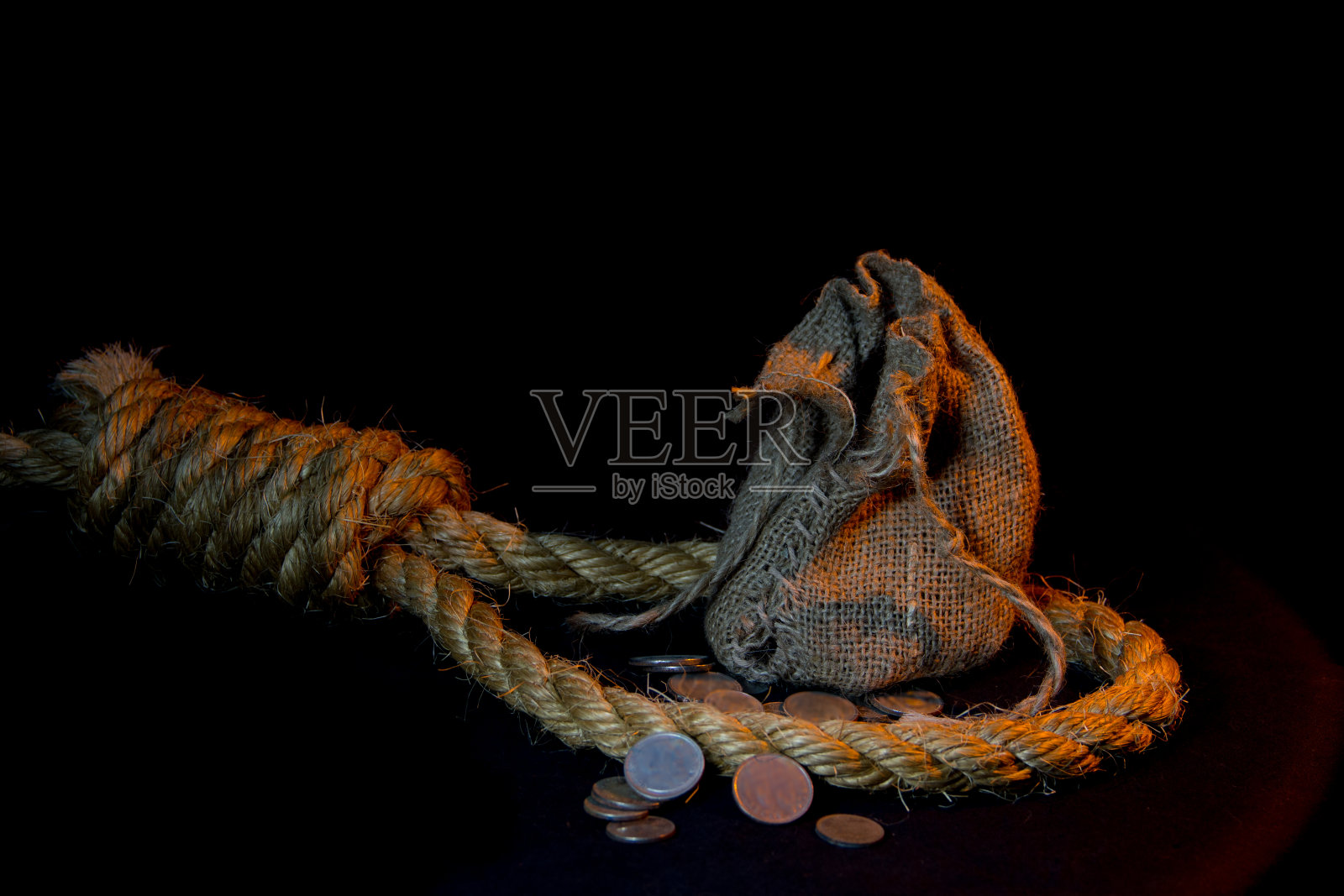 三十枚银币和一个绞刑架，象征着犹大的背叛照片摄影图片