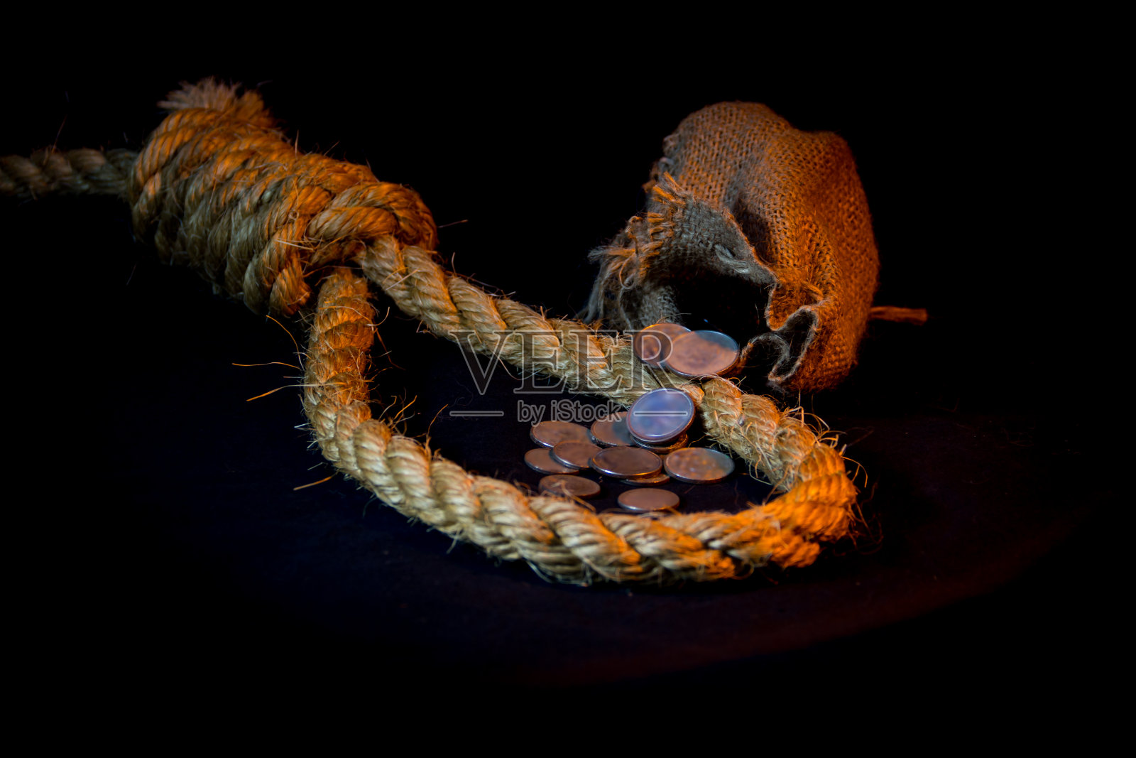 三十枚银币和一个绞刑架，象征着犹大的背叛照片摄影图片