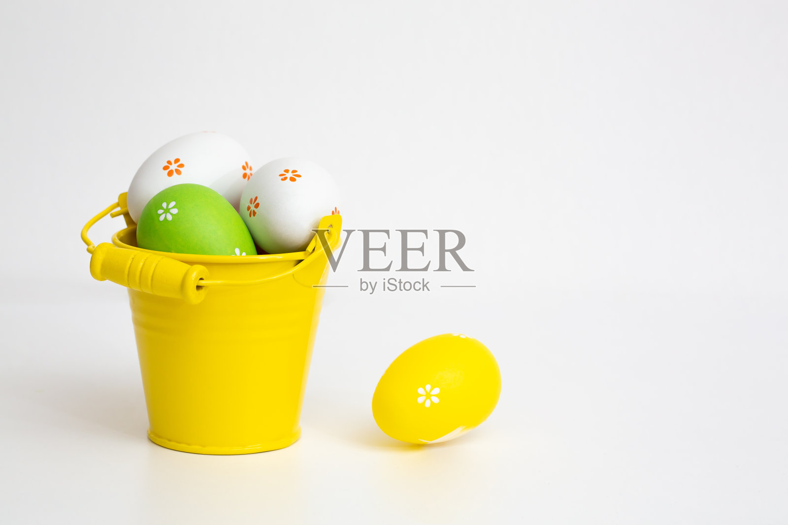 彩色复活节彩蛋在白色背景桶。复活节的背景。照片摄影图片