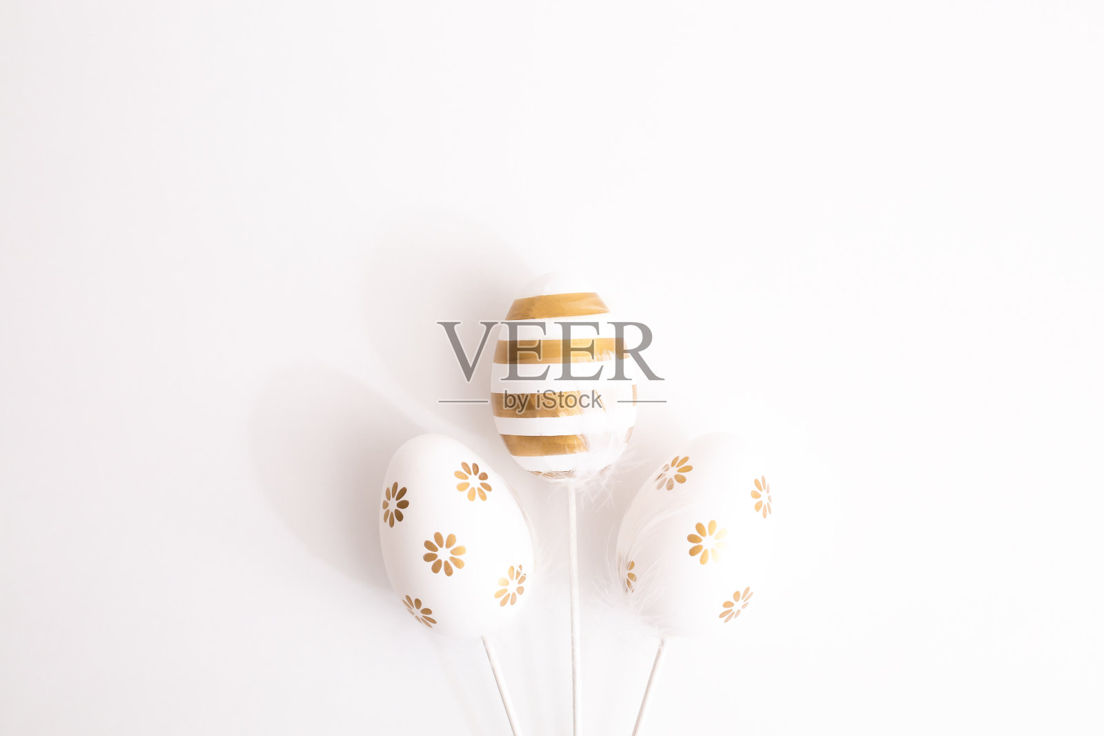 复活节金蛋的最小概念。在白色的背景上时尚的复活节金蛋。时髦的复活节平躺着。快乐的复活节贺卡与文本复制空间照片摄影图片