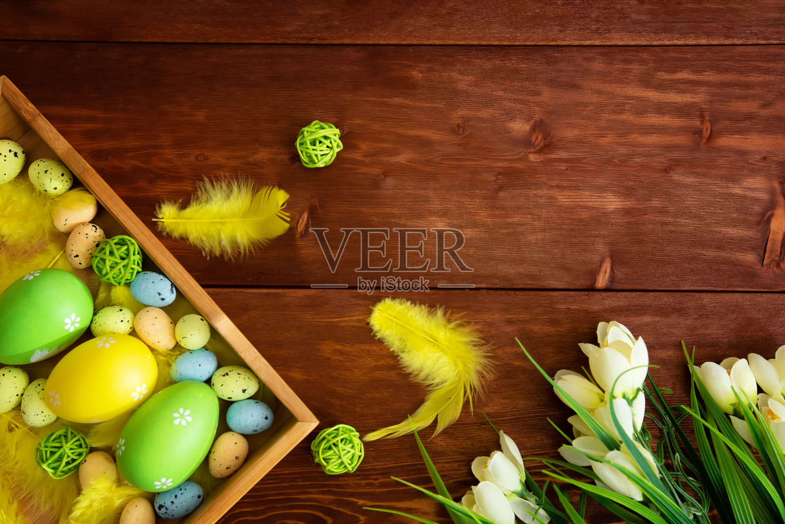 复活节彩蛋上的花木板，复活节的概念。文本的复制空间。照片摄影图片