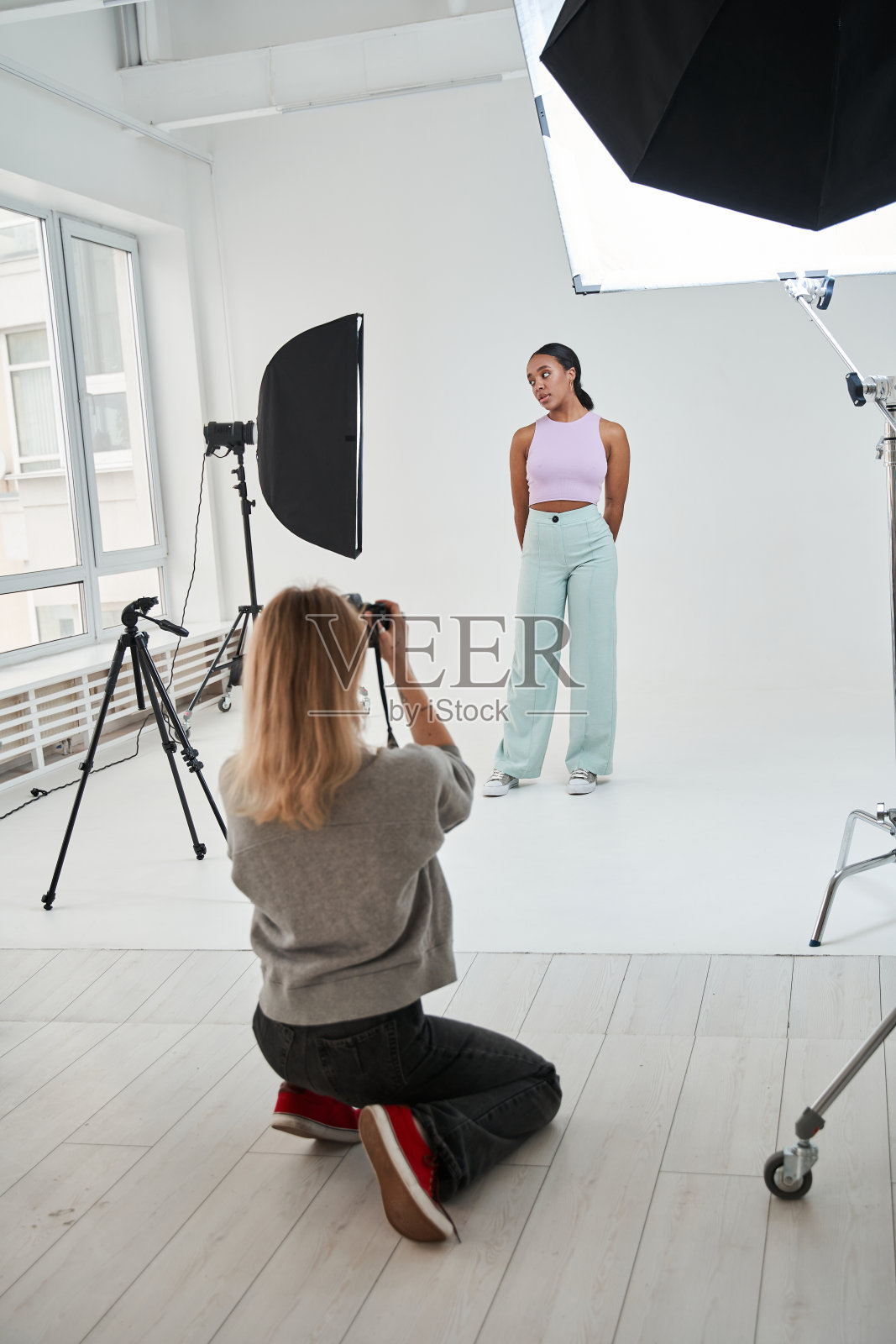 一名混血女子在摄影棚里对着镜头摆姿势拍照照片摄影图片