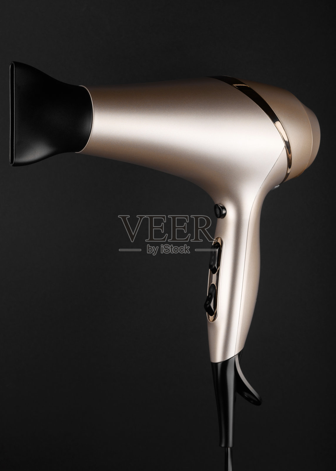 金色吹风机在黑色的纸背景，复制空间。俯视图，平躺照片摄影图片