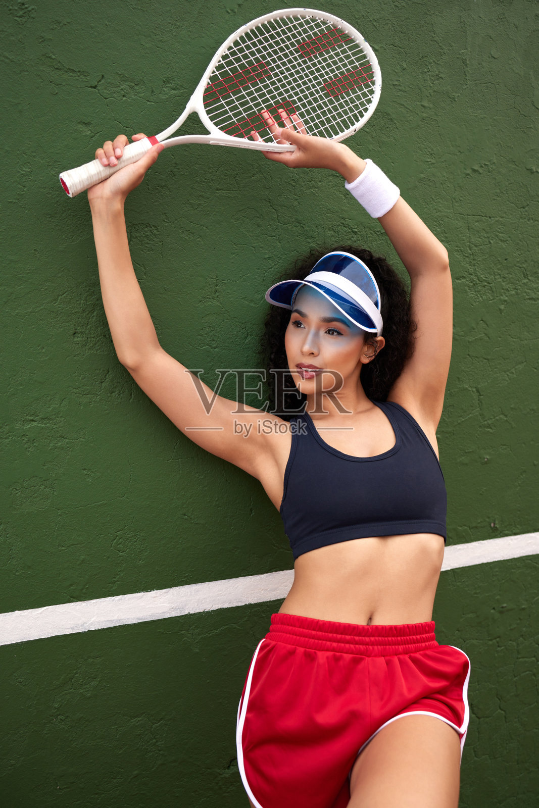 这是一名女子网球运动员拿着球拍摆姿势的照片照片摄影图片