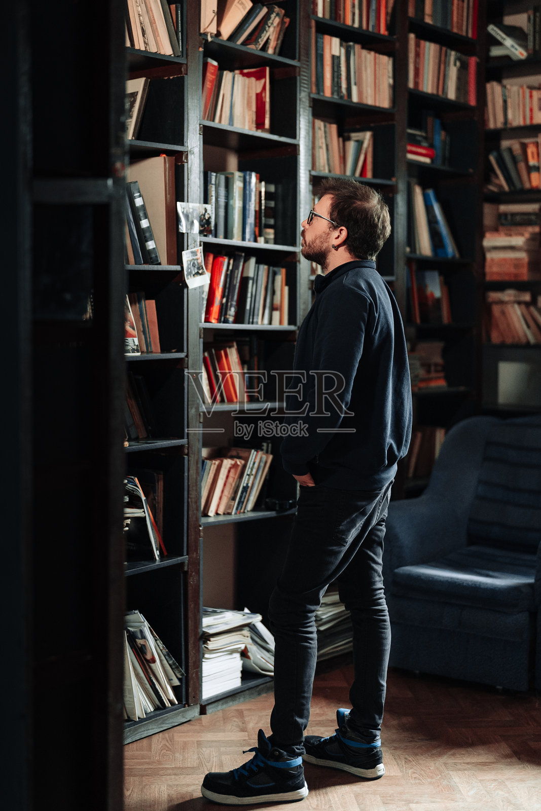 在大学图书馆里找书的成年学生照片摄影图片