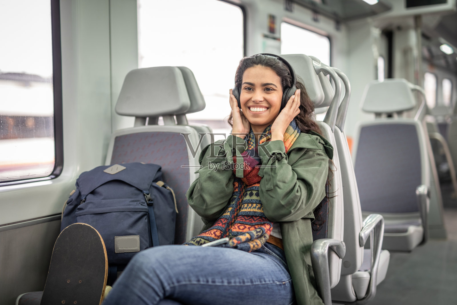 坐火车旅行，听我最喜欢的音乐是一件很愉快的事照片摄影图片