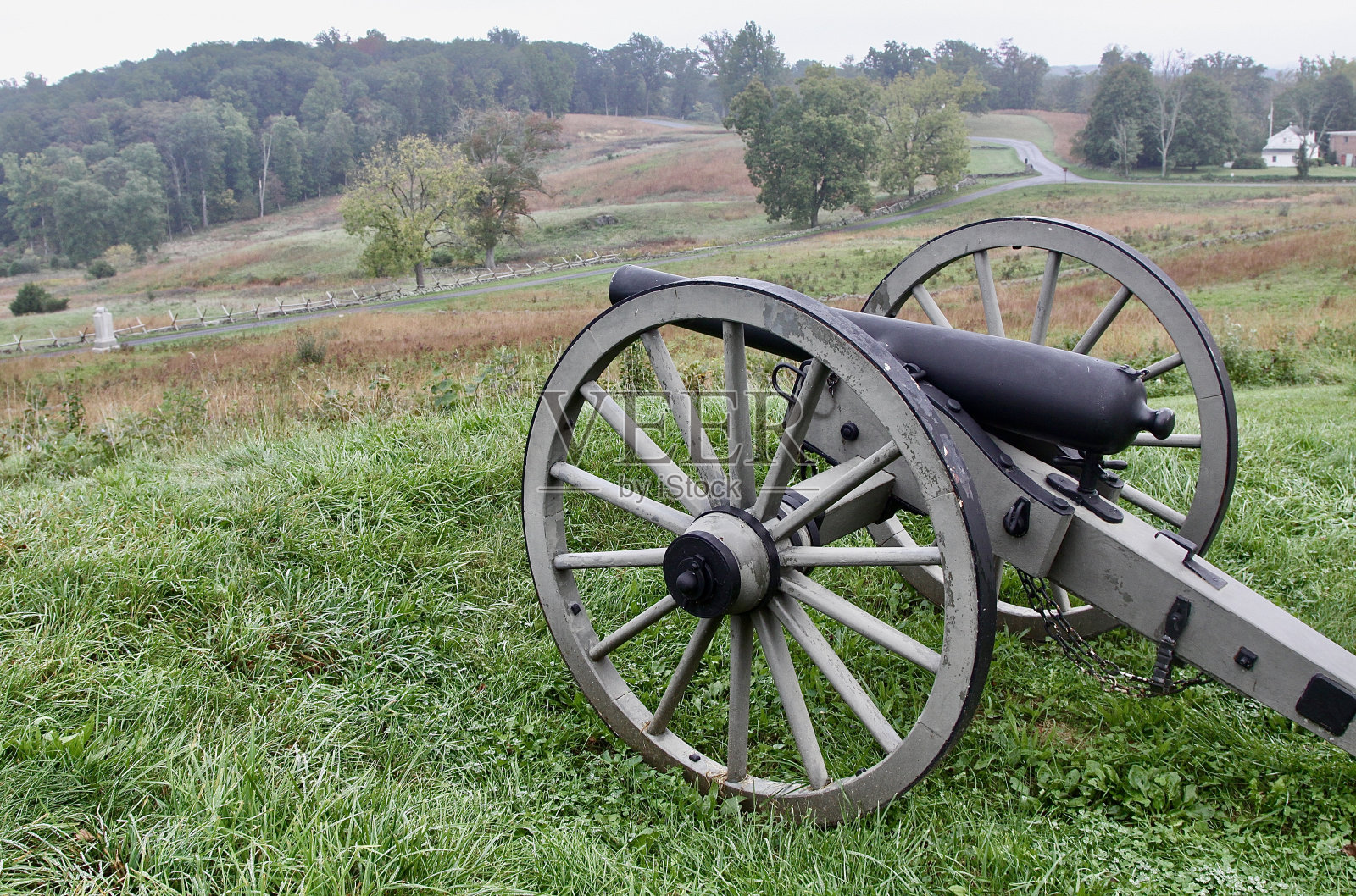 俯瞰葛底斯堡国家战场的战时大炮照片摄影图片