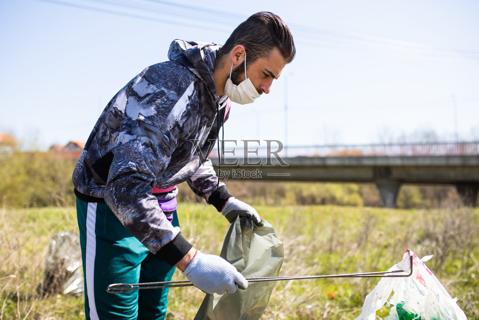 一个年轻人志愿参加社区大扫除日照片摄影图片