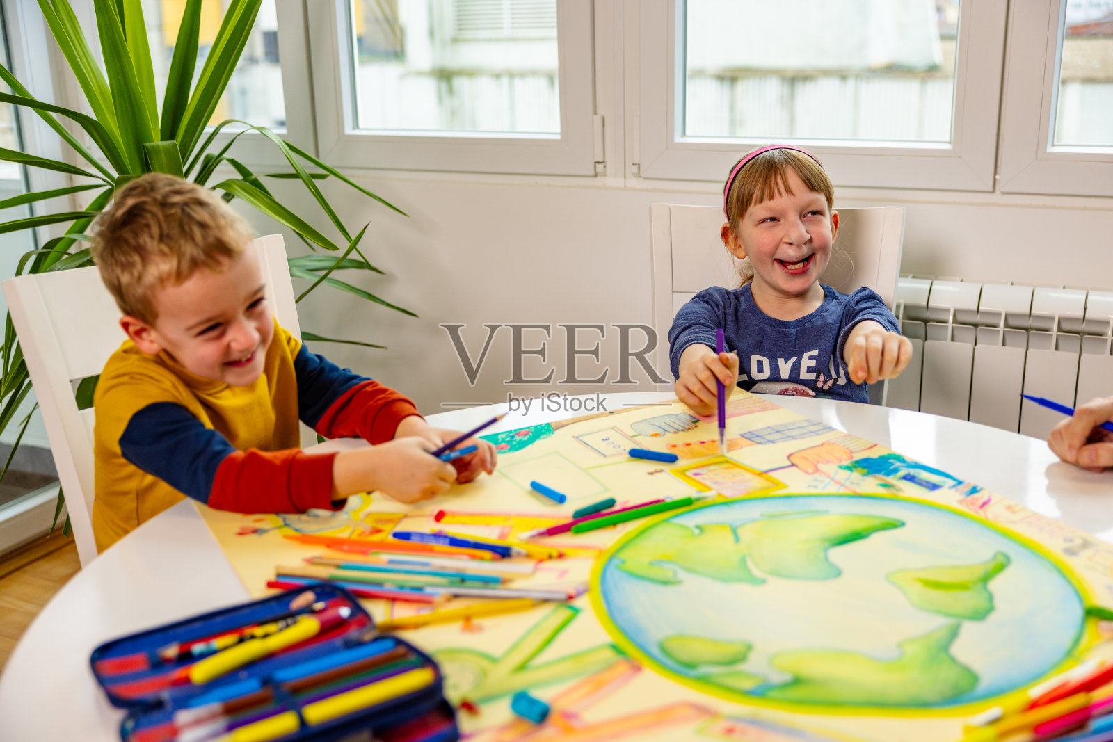 快乐兴奋的白人兄弟姐妹享受美术课照片摄影图片