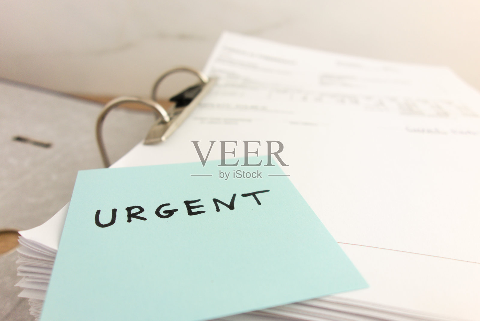 写有“紧急”字样的便签贴在一堆商业文件上照片摄影图片