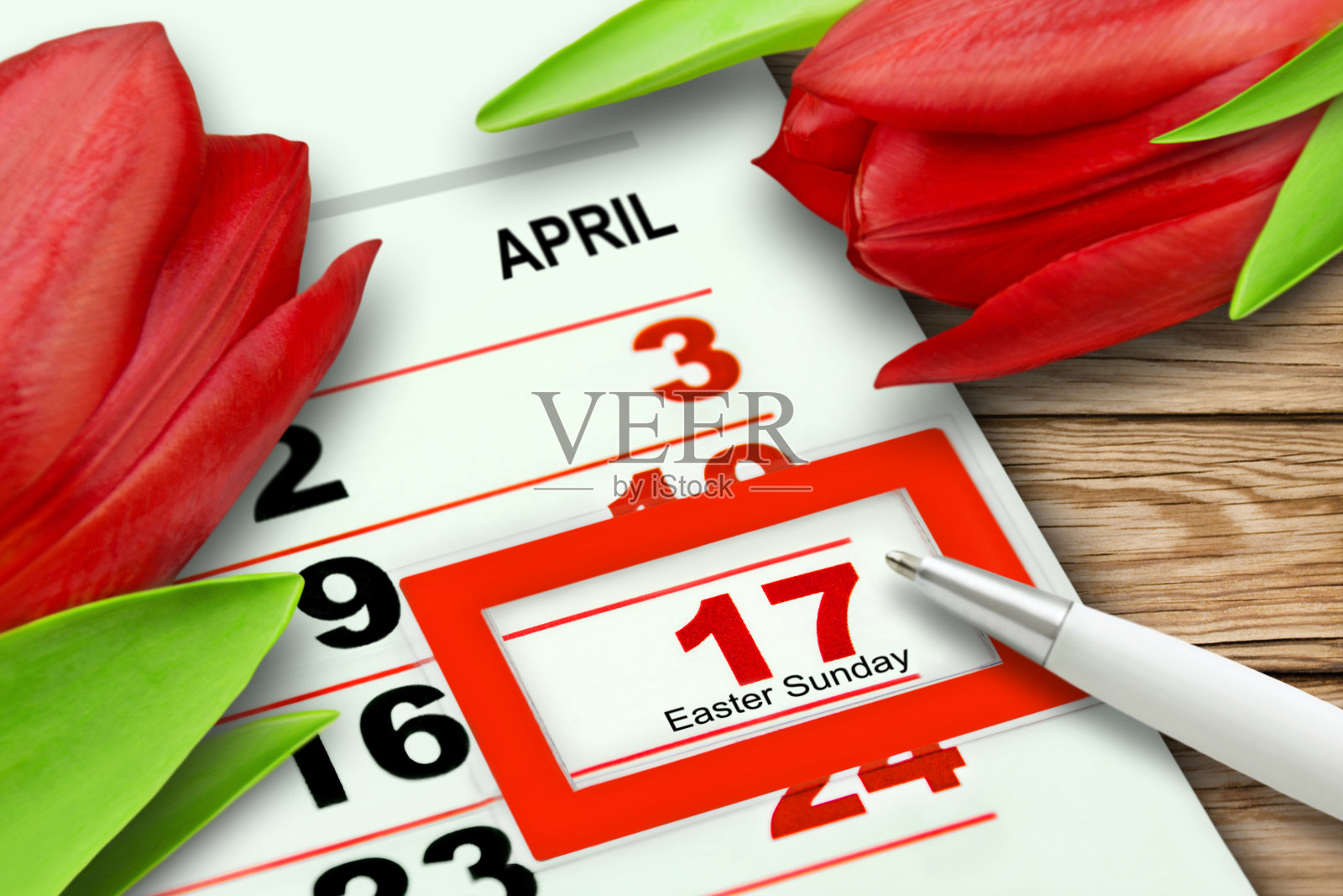 日历复活节星期日2022年4月17日与木制背景上的红色郁金香照片摄影图片