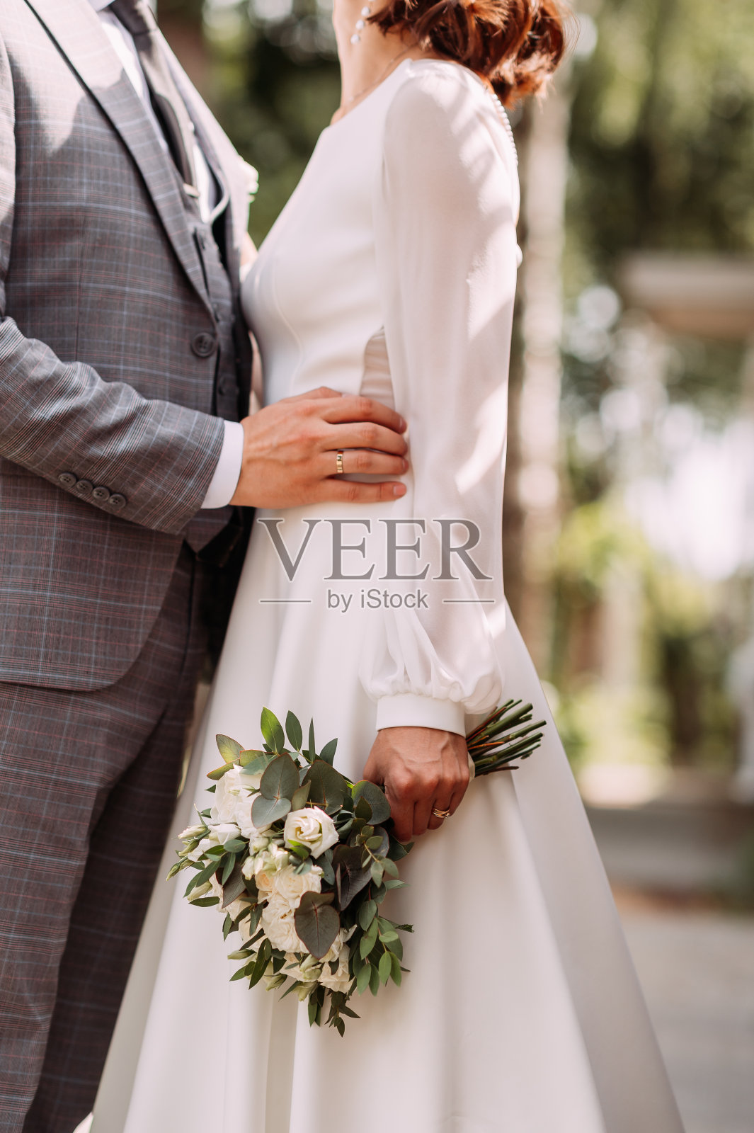 这对新婚夫妇拥抱3776的美丽温柔的照片。照片摄影图片