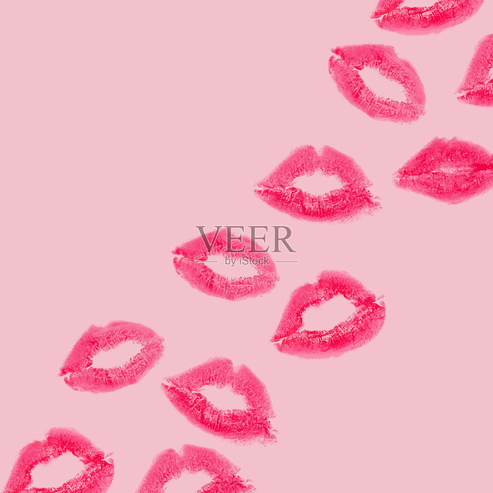 有创意的图案与红色的吻在柔和的粉红色背景。复古风格的审美。带有吻印和口红的浪漫概念。化妆的想法。照片摄影图片