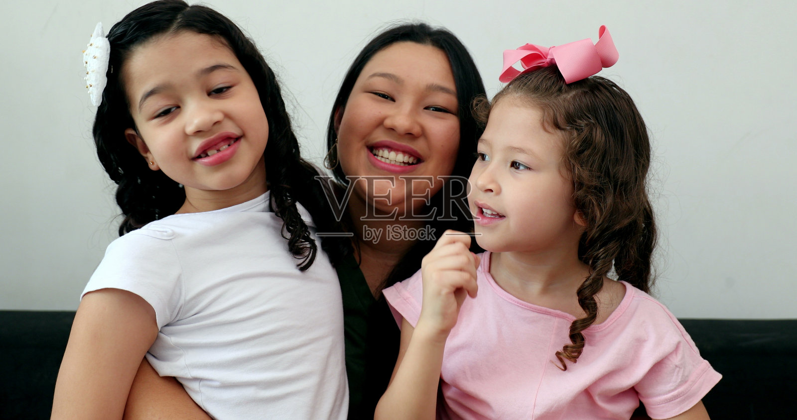 快乐的孩子欢呼成功举起拳头在空中旁边的亚洲妈妈照片摄影图片