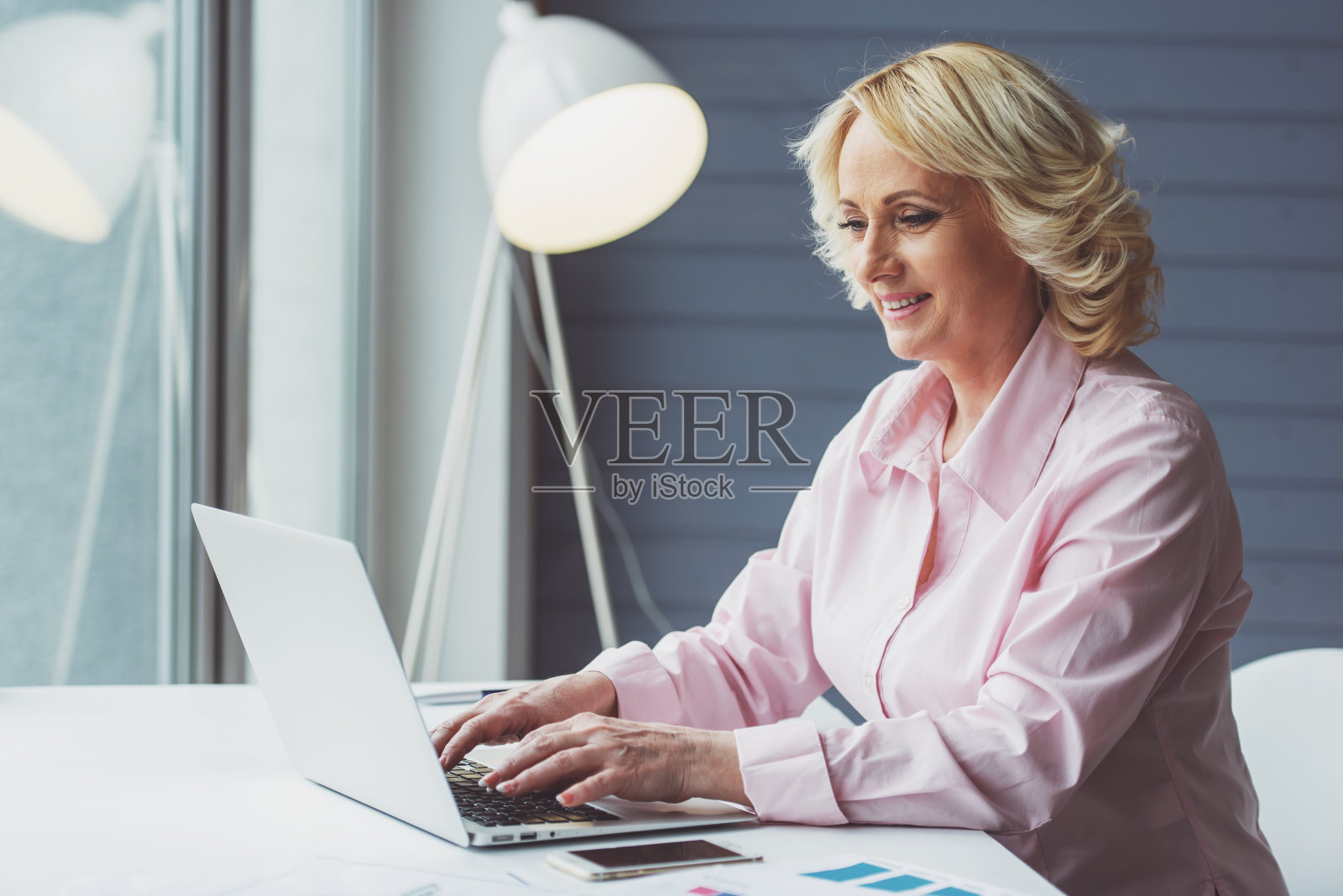 美丽的老妇人在工作照片摄影图片