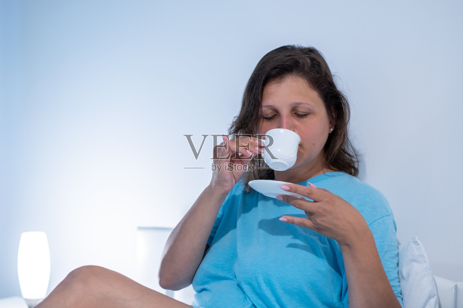 女孩在家庭办公室上班前喝咖啡照片摄影图片