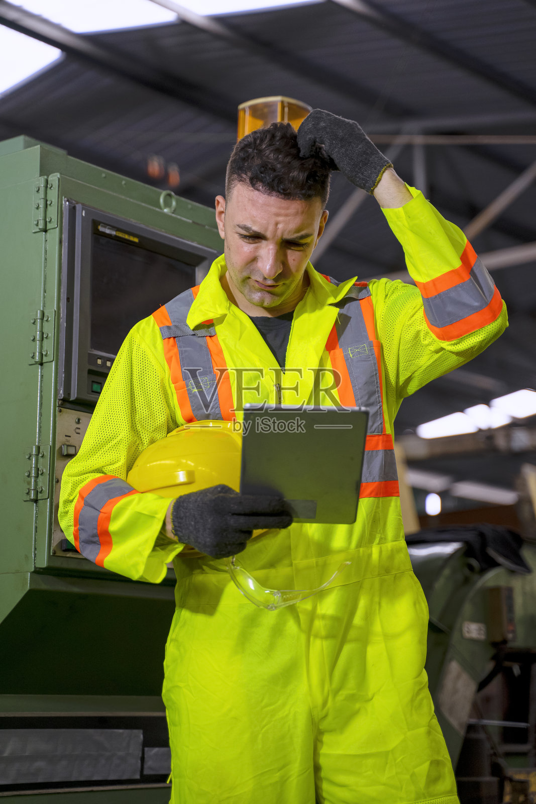 工厂里的蓝领工人。照片摄影图片