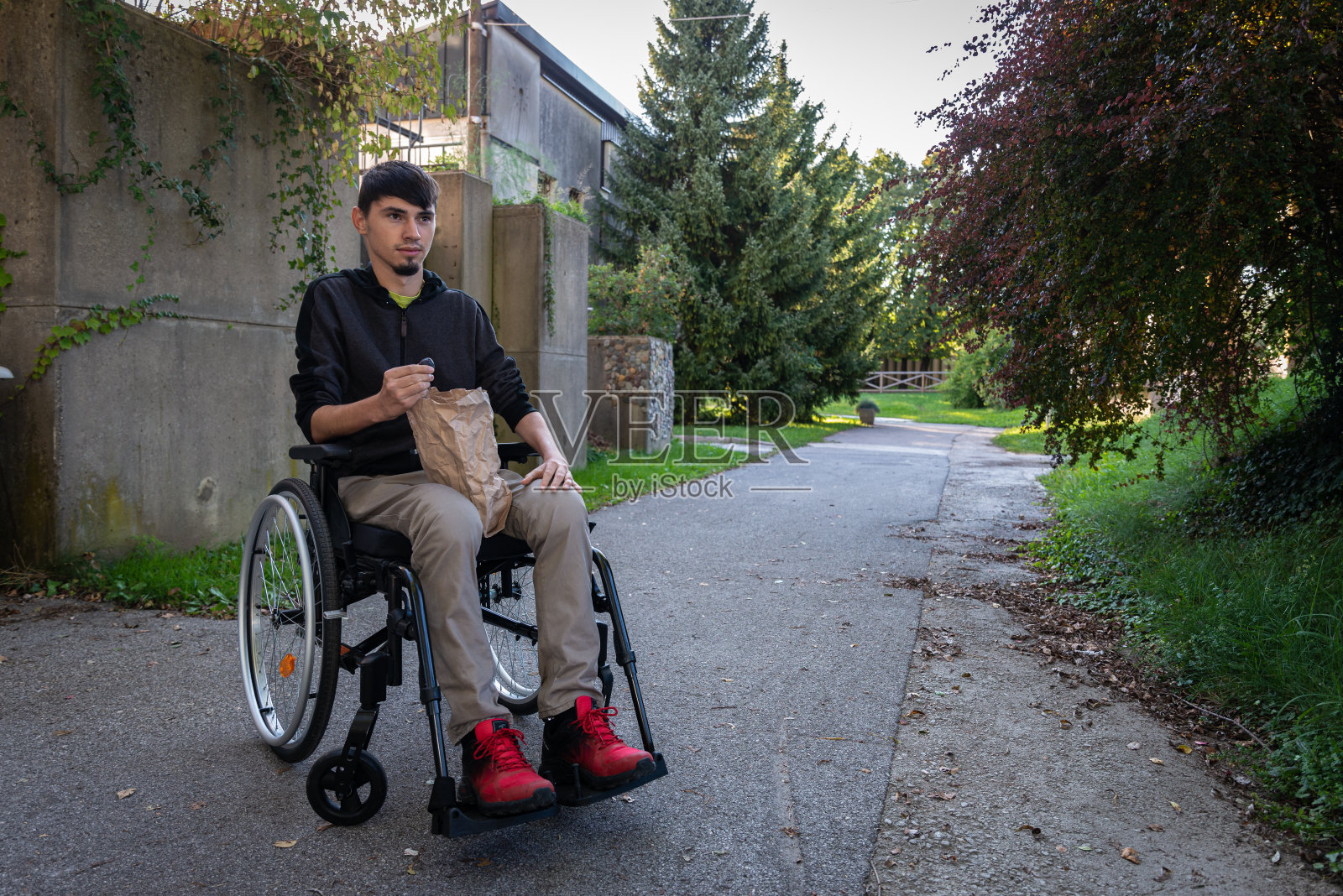 一个真正的残疾人——瘫痪在轮椅上——通过电子设备——计算机与世界交流照片摄影图片