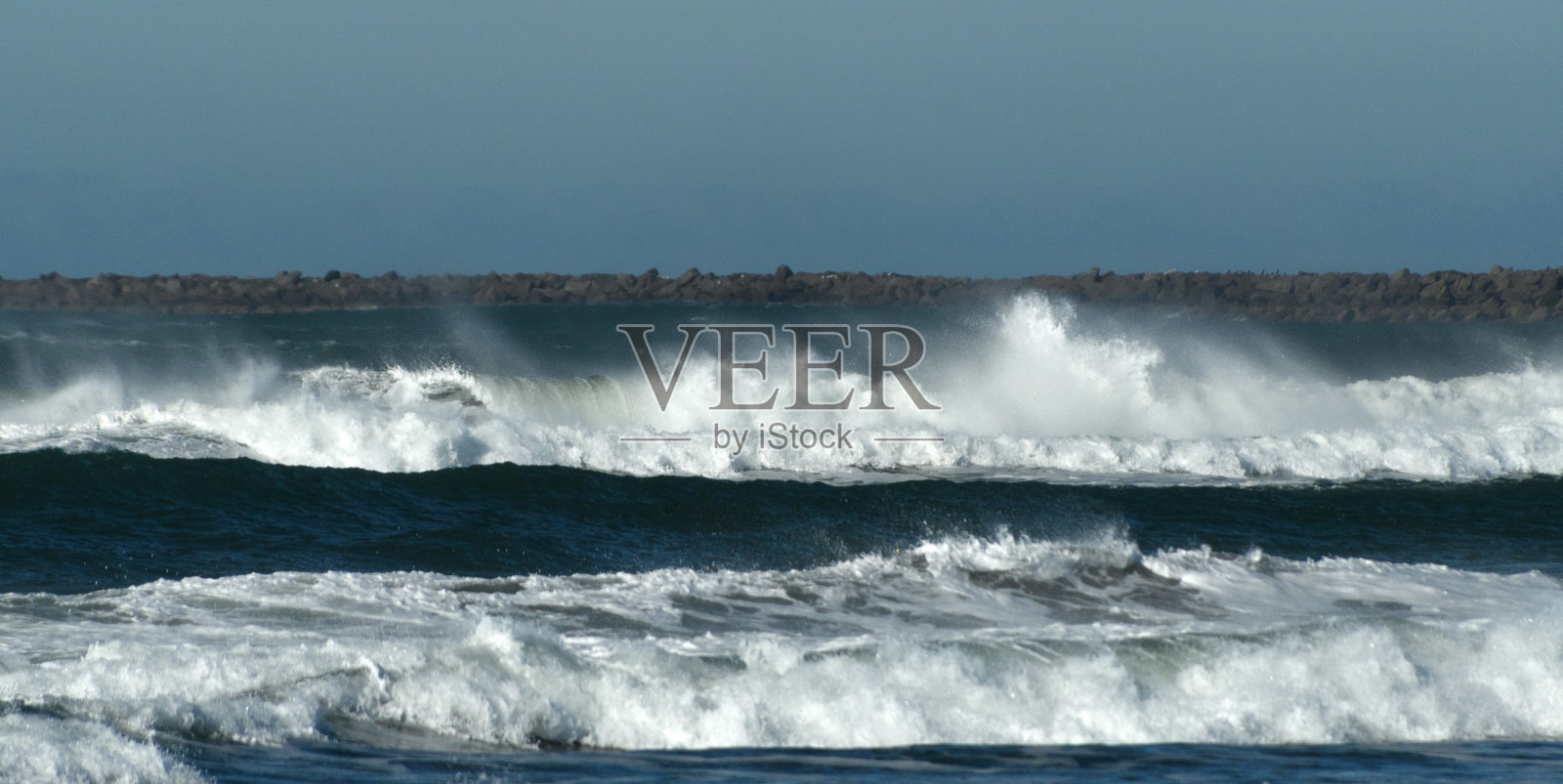 西港码头附近戏剧性的风暴冲浪照片摄影图片