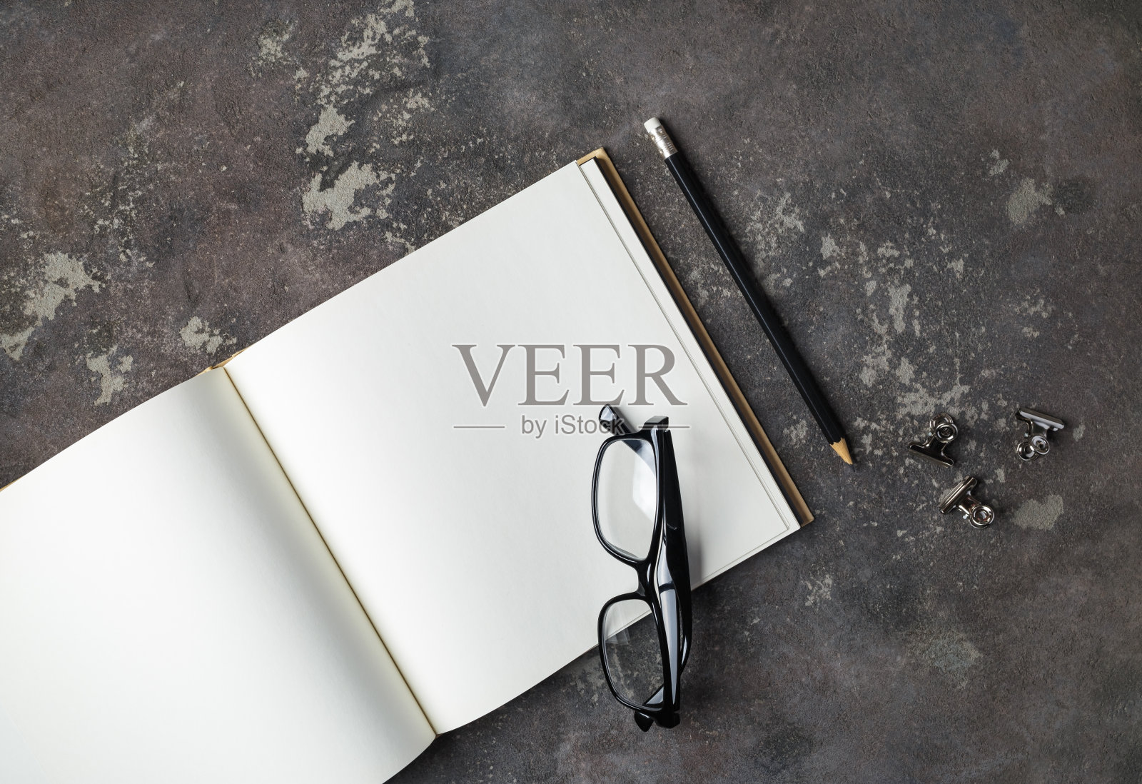 小册子、铅笔、眼镜照片摄影图片