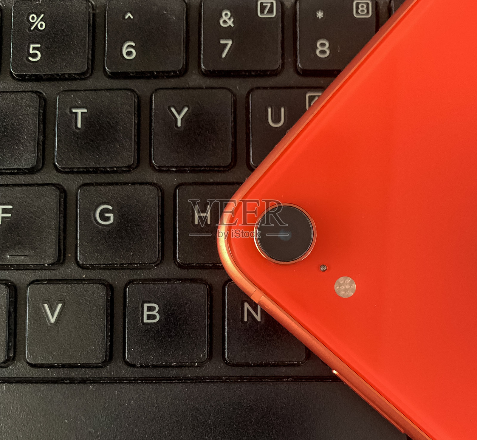 智能手机在笔记本电脑键盘上照片摄影图片