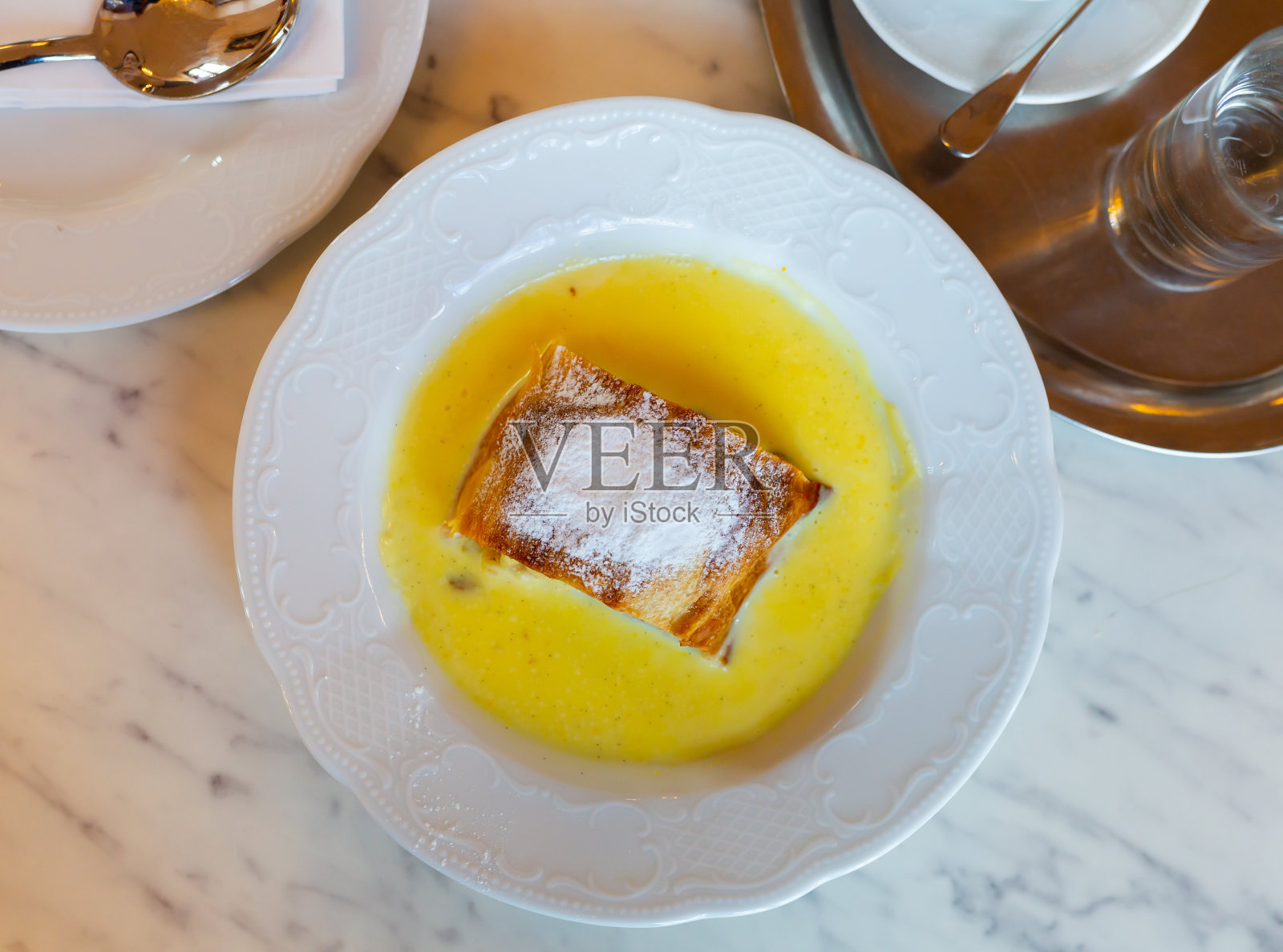 传统的奥地利苹果馅饼配香草酱照片摄影图片