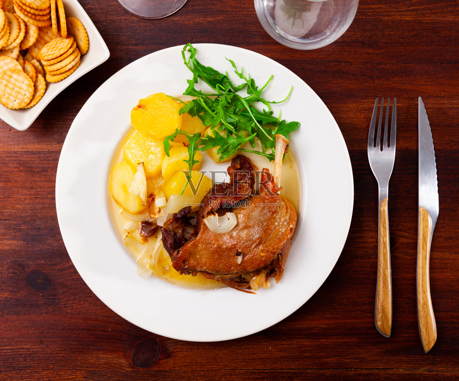 法式鸭配芝麻菜上桌照片摄影图片