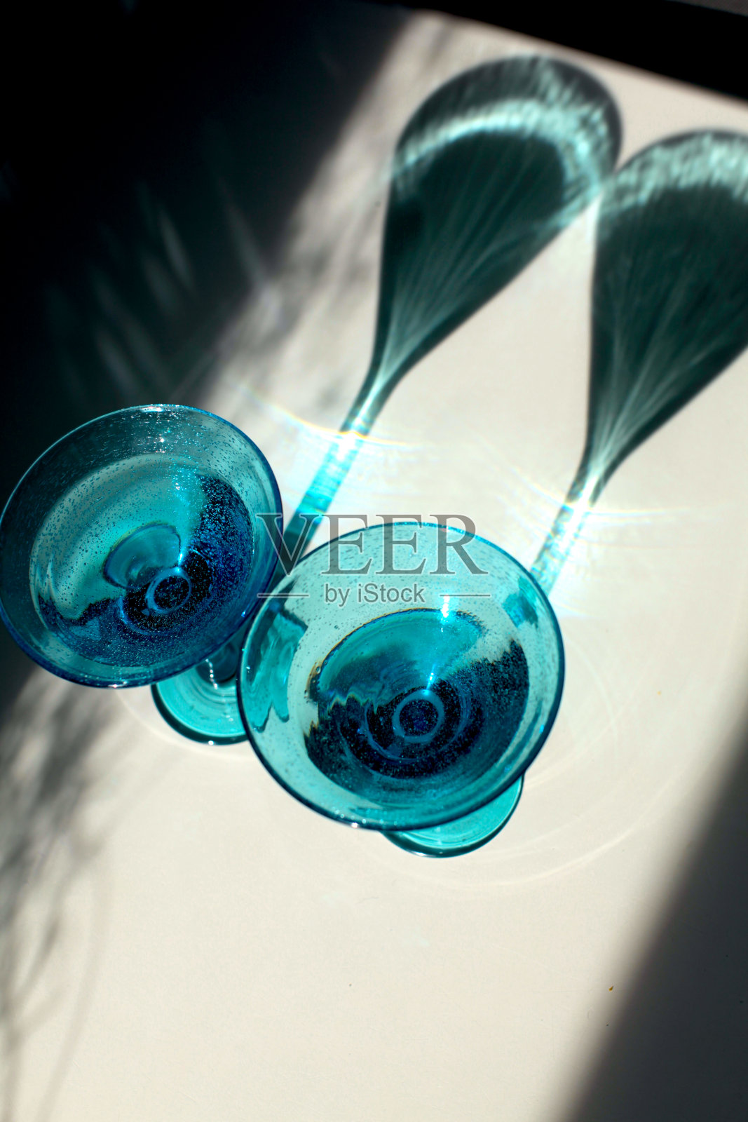 蓝色的马提尼酒杯照片摄影图片