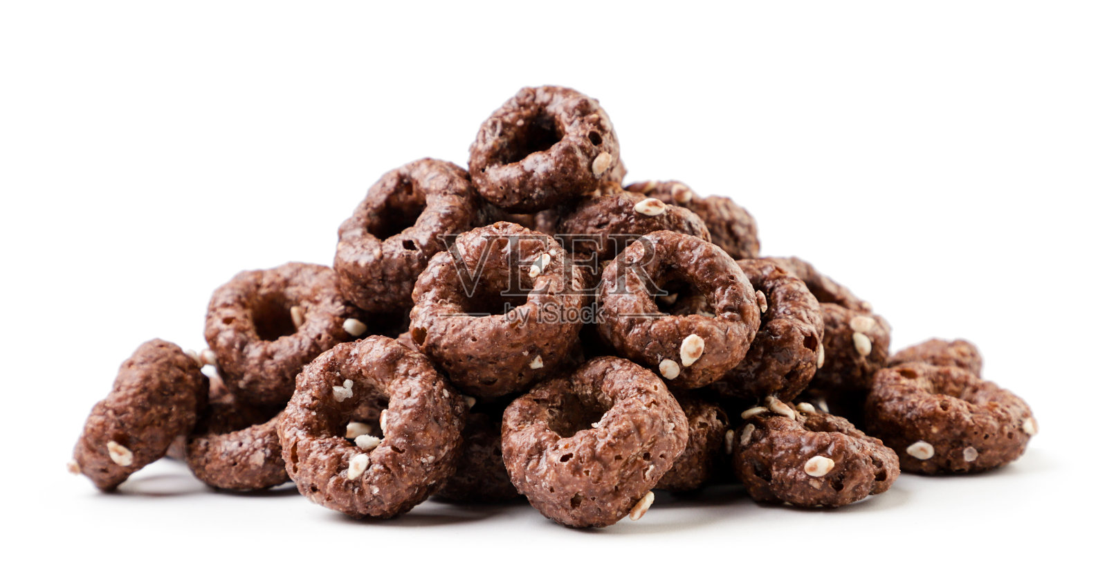 干早餐巧克力圈堆在白色的背景上。孤立的照片摄影图片