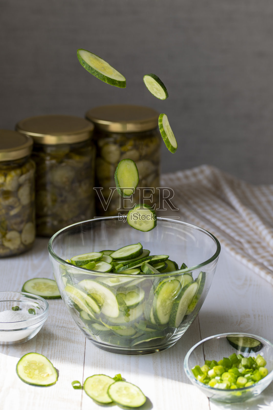 用新鲜黄瓜做沙拉。照片摄影图片